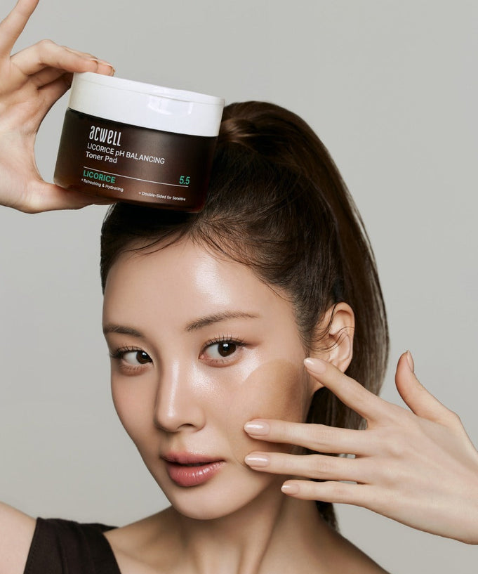 Model holding ACWELL Licorice pH Balancing Toner Pad 70P showing clear skin benefits