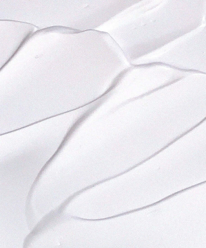 Texture of AOU Tone-Up Dazzling Cream showing smooth, creamy consistency.