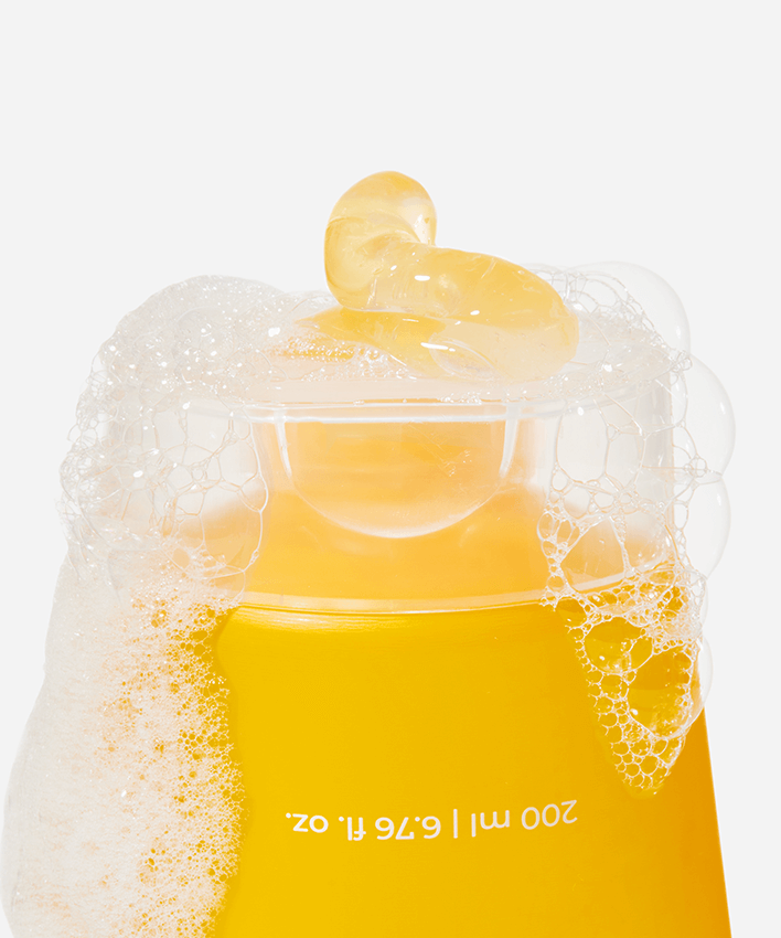 Foamy texture of APRILSKIN Calendula Low PH Foam CLeanser 200 ml bottle with bubbles on cap