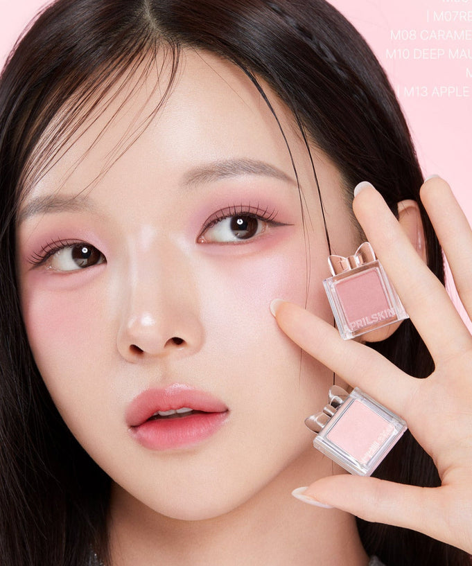 Model showcasing APRILSKIN Slide Pocket Single Shadow in delicate shades, highlighting the product's compact and convenient size.