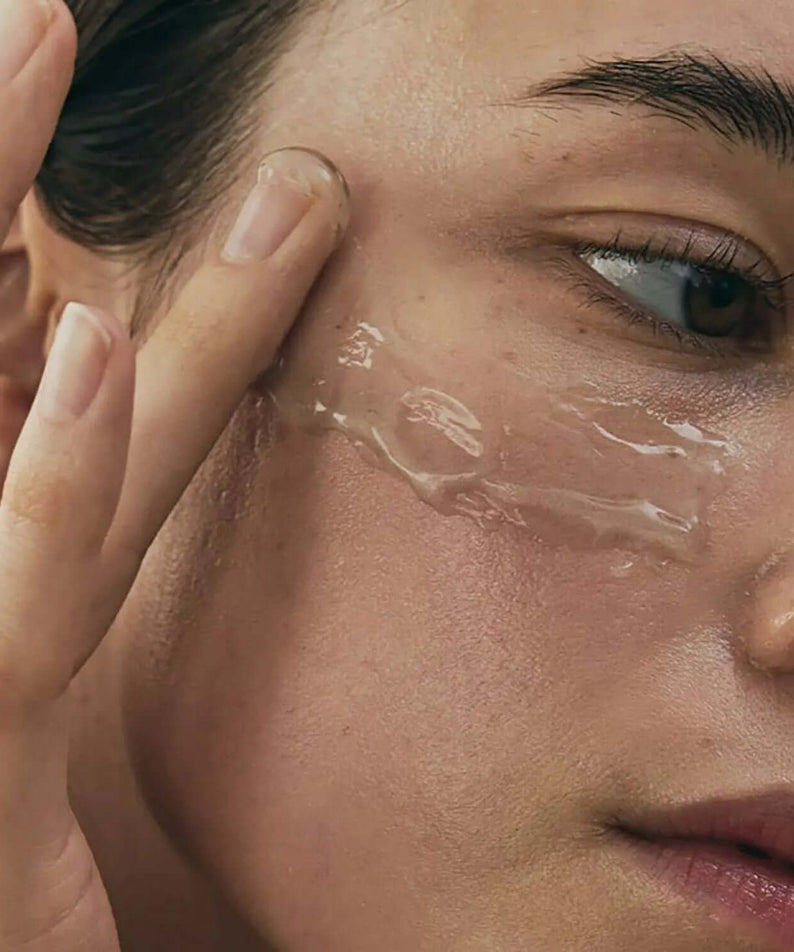 Applying ARENCIA Fresh Holly Hyssop Serum 30 50g to skin for hydration and glow