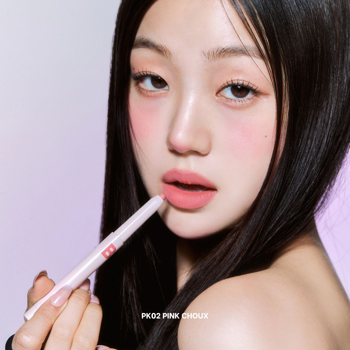 Model applying BANILA CO Smudging Lip Pencil in PK02 Pink Choux shade.