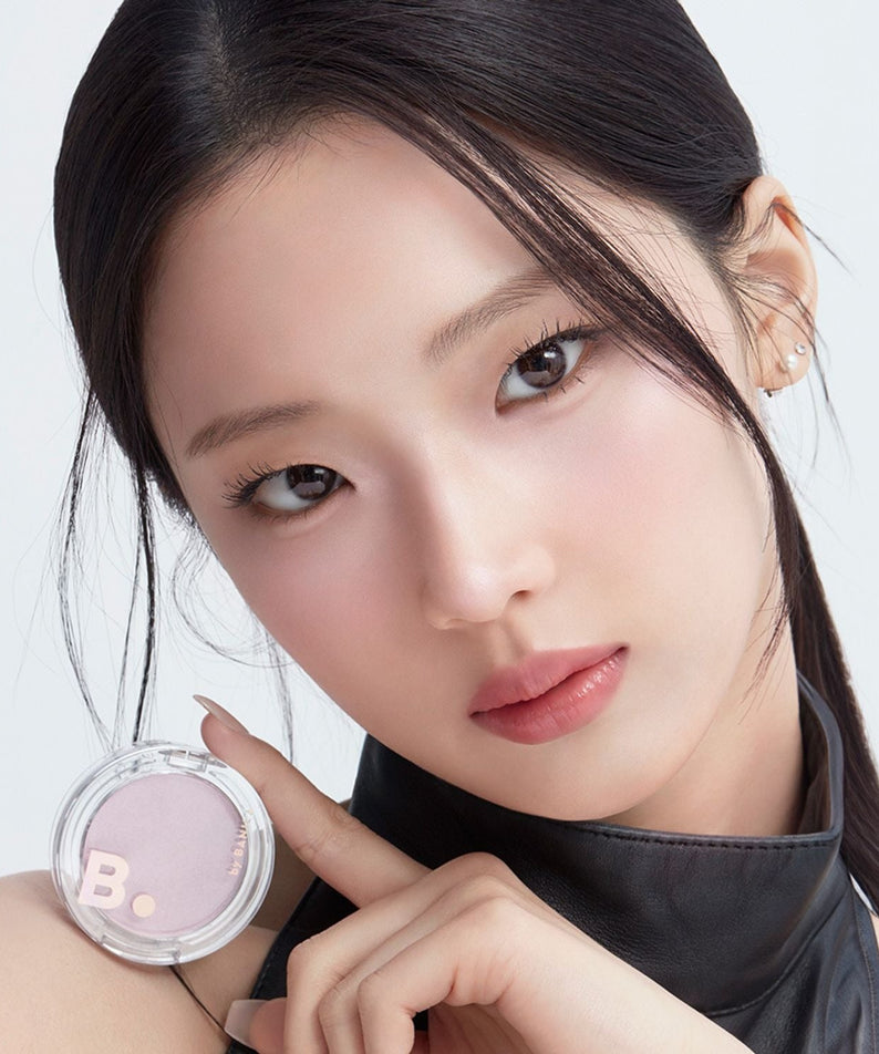 Model holding BANILACO Silky Glow Highlighter, demonstrating its luminous effect on the skin.