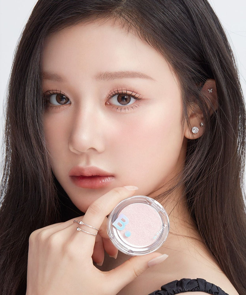 Model wearing BANILACO Silky Glow Highlighter, showcasing luminous and radiant skin with subtle shimmer.