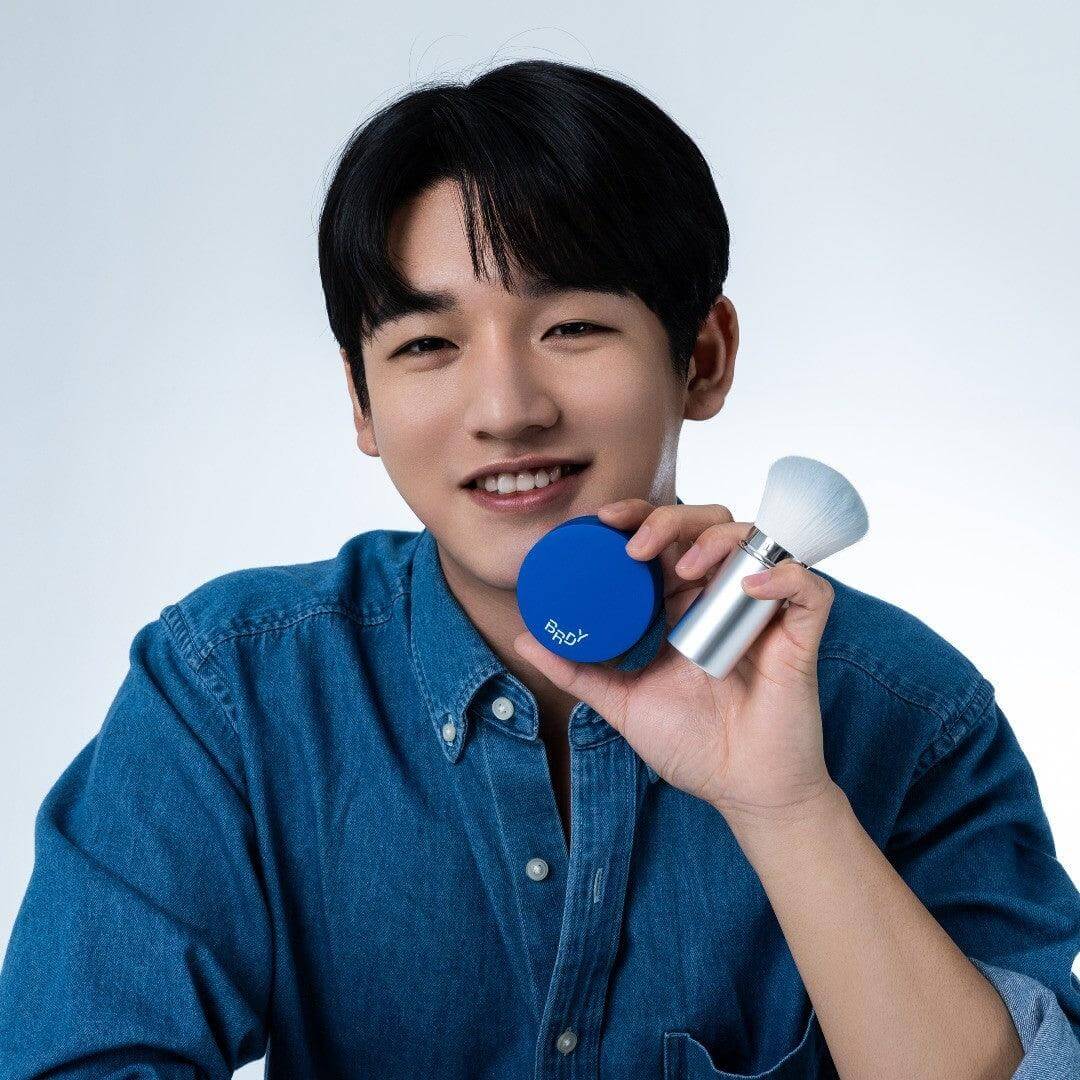 Gentleman Korea product shot: smiling man holding B.READY Blue Sebum Powder compact and brush, Korean skincare for men, sebum control