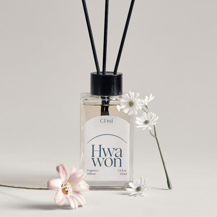 CHWI (CHI) Hwa Won Diffuser 100ml with floral decoration, elegant home fragrance accessory.