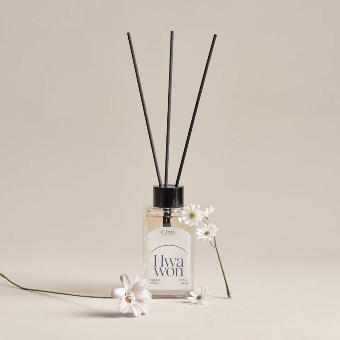 CHWI (CHI) Hwa Won Diffuser 100ml with floral decoration and black reeds on a neutral background.