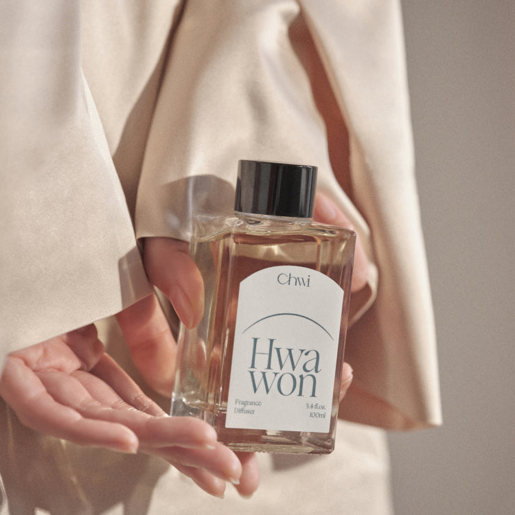 Person holding a bottle of CHWI (CHI) Hwa Won Diffuser 100ml in their hands