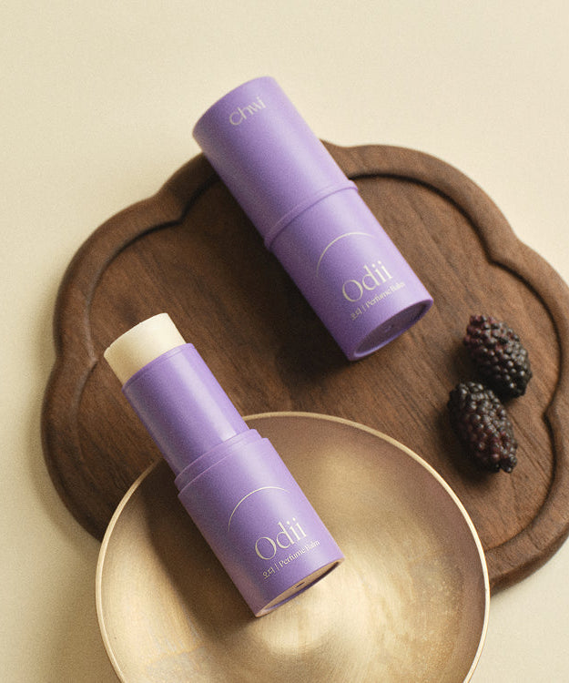 CHWI (CHI) Odii Parfume Balm 4.6g in elegant packaging with blackberries, showcasing luxury fragrance balm on wooden tray.