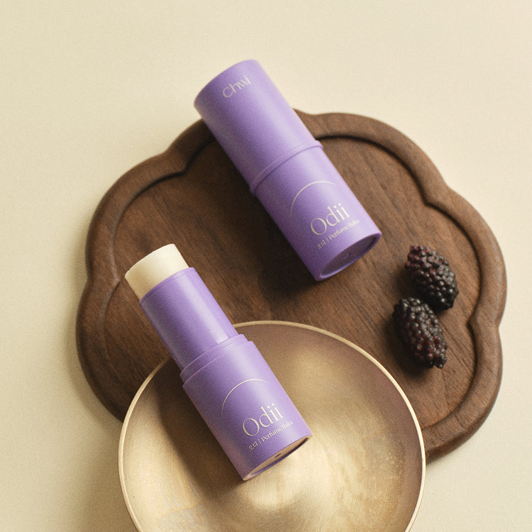CHWI (CHI) Odii Parfume Balm 4.6g in elegant packaging with blackberries, showcasing luxury fragrance balm on wooden tray.