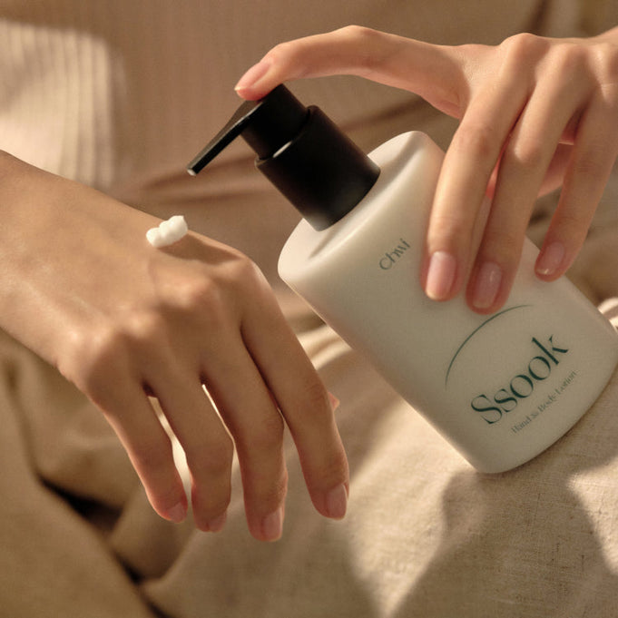 CHWI (CHI) Ssook Hand & Body Lotion 300ml being applied to hands for smooth skin.