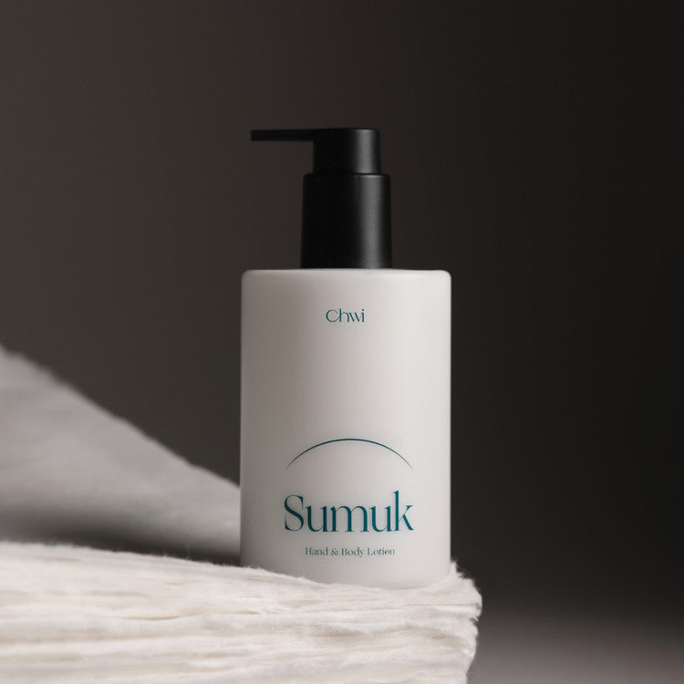 CHWI (CHI) Sumuk Hand & Body Lotion 300ml bottle on a soft textured background.