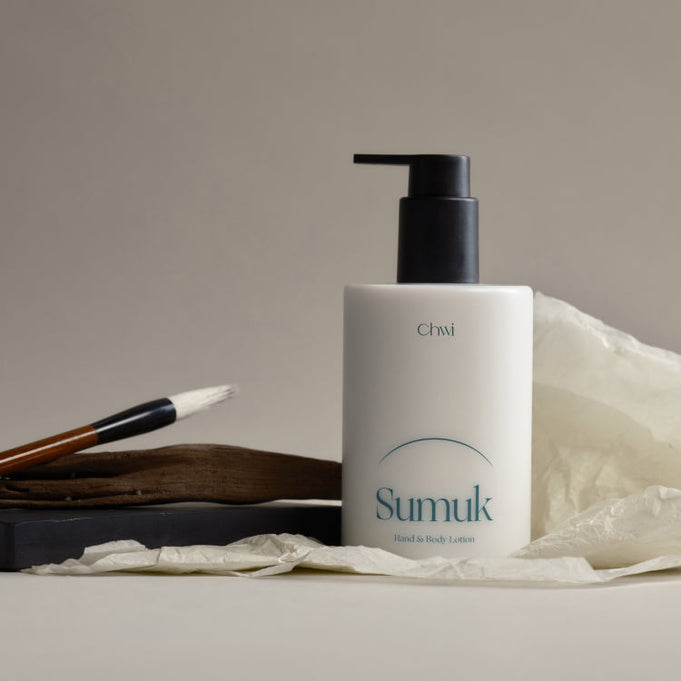 CHWI (CHI) Sumuk Hand & Body Lotion 300ml bottle with pump dispenser, displayed with elegant packaging on soft background.