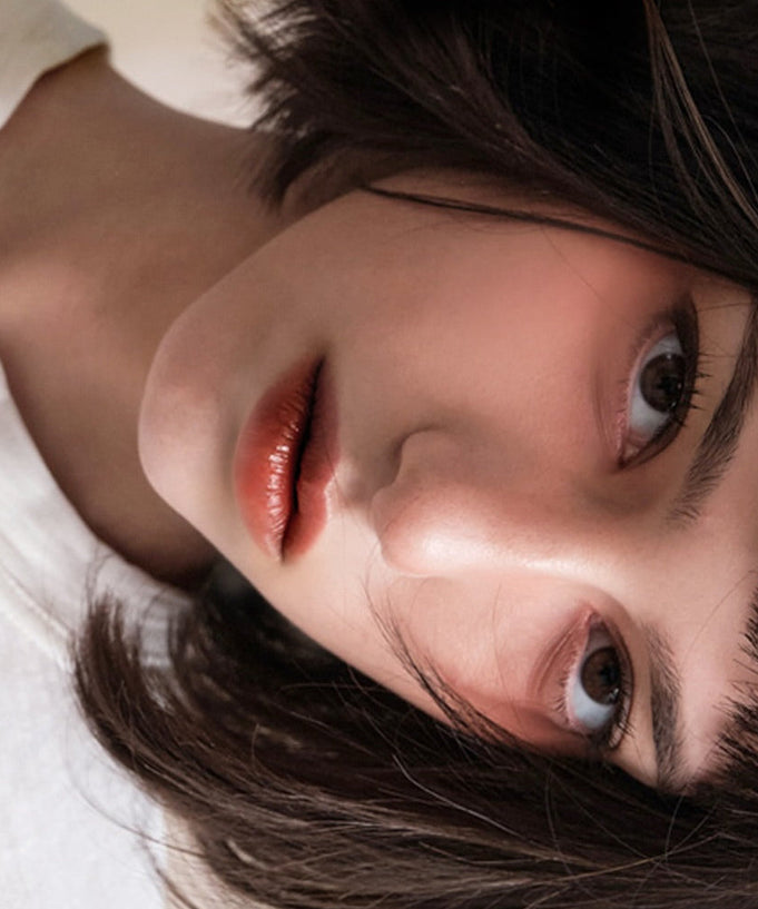 Woman wearing COSIERO Vivid Lip Marker for a natural lip tint