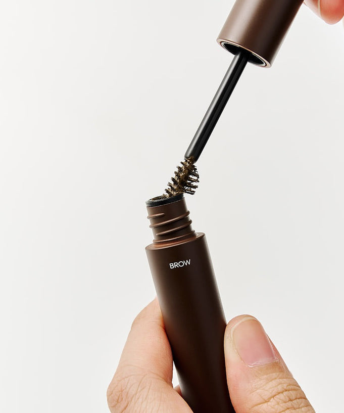 Close-up view of DASHU Daily Dual Hair Cover Mascara in use, showcasing precise brow coverage.