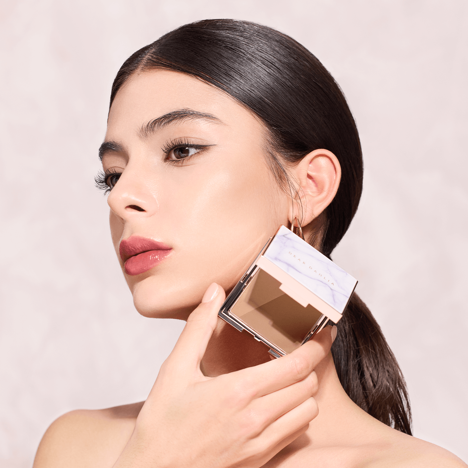 Model applying DEAR DAHLIA Skin Silhouette Contour Dou for a flawless finish