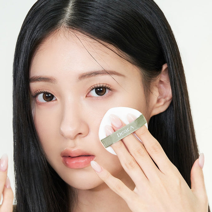 Woman applying DEAR.A Slim Fit Everglow Cushion 10g on face