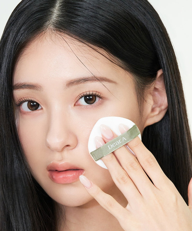 Woman applying DEAR.A Slim Fit Everglow Cushion 10g on face