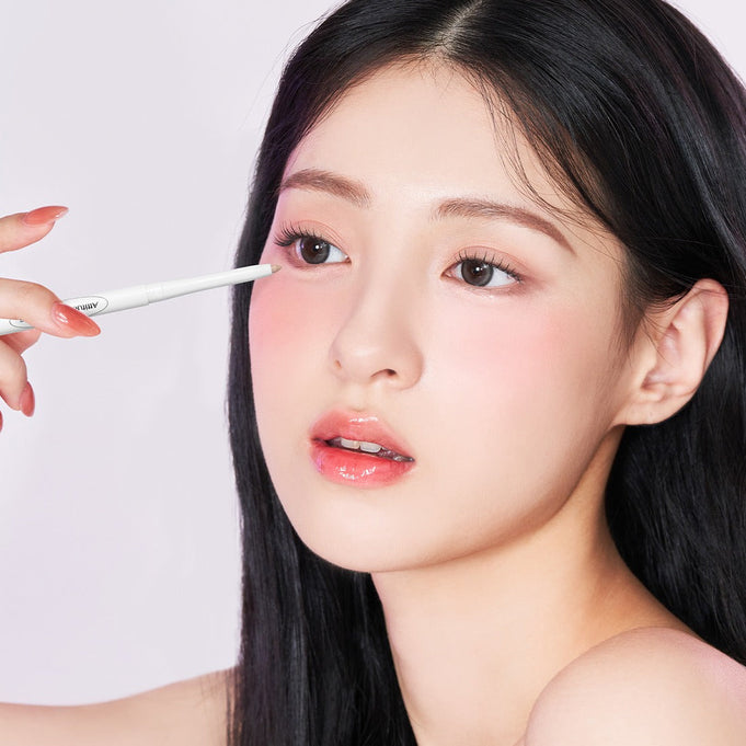 Woman applying DEAR.A Slim Tip Cute Eyes Maker for precise eye makeup