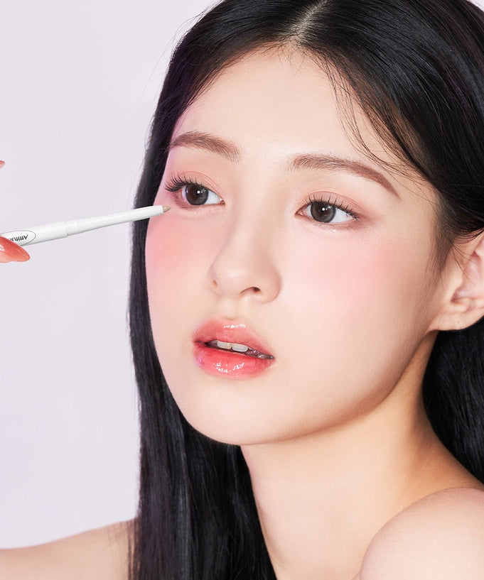 Woman applying DEAR.A Slim Tip Cute Eyes Maker for precise eye makeup
