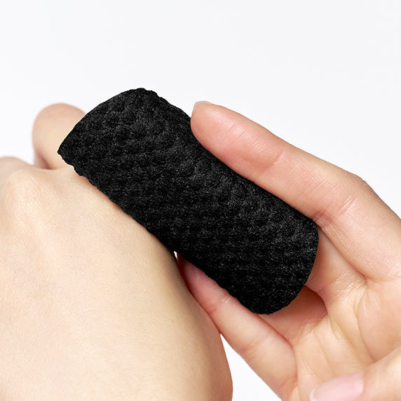 Person holding DERMATORY Salicinic Pore Clear Black Pad Refill 30 sheets on hand