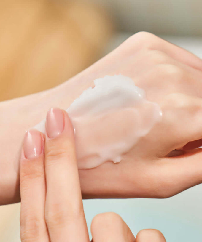 Applying DEWYTREE Hi Amino Pore All Deep Cleansing Balm 90ml on hand for smooth and effective cleansing.