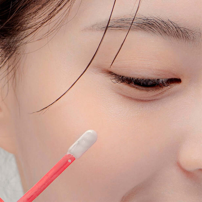 Close-up of DR.ALTHEA 15% Calamine Spot Powder 15ml application on skin