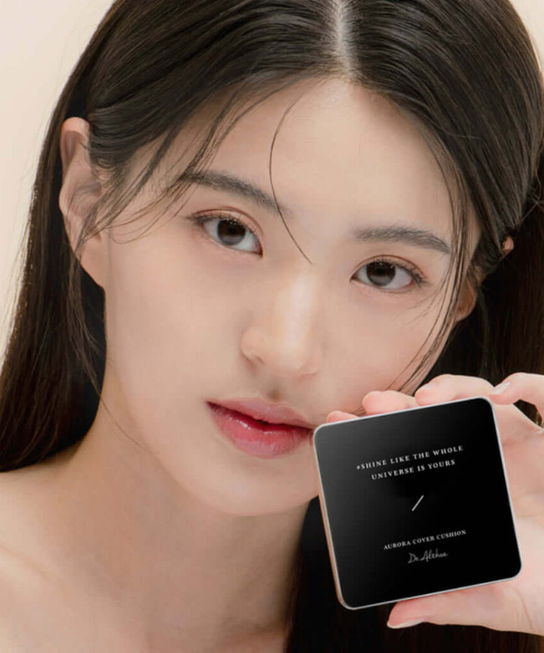Woman holding DR.ALTHEA Aurora Cover Cushion Moisture 15g product