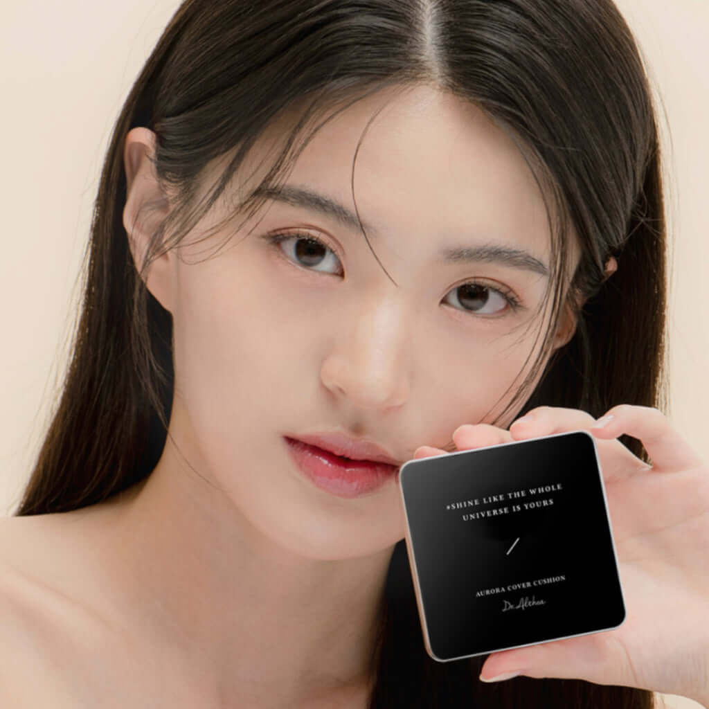 Woman holding DR.ALTHEA Aurora Cover Cushion Moisture 15g product