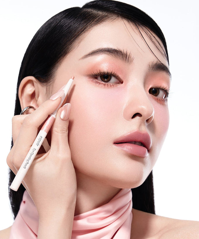 Model applying ESPOIR Eye opening pencil for a striking eye makeup look