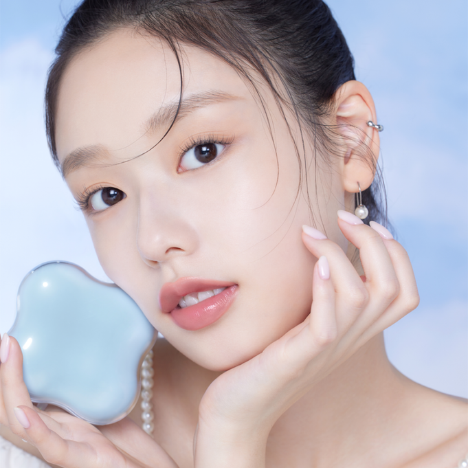 Model holding ETUDE Cloud Filter Cushion Planning Set SPF42/PA+++ (Main product 15g + Mini Cushion 5g) against sky backdrop