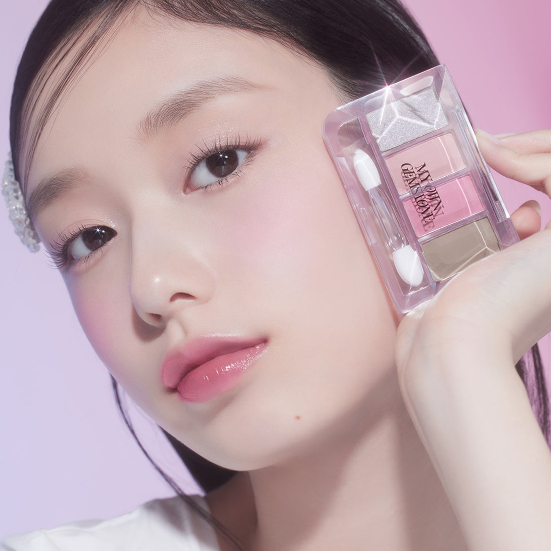 Model holding ETUDE Play Color Eyes Mini [Jamstone New Year Collection] with pink and neutral shades, promoting vibrant eye makeup looks.