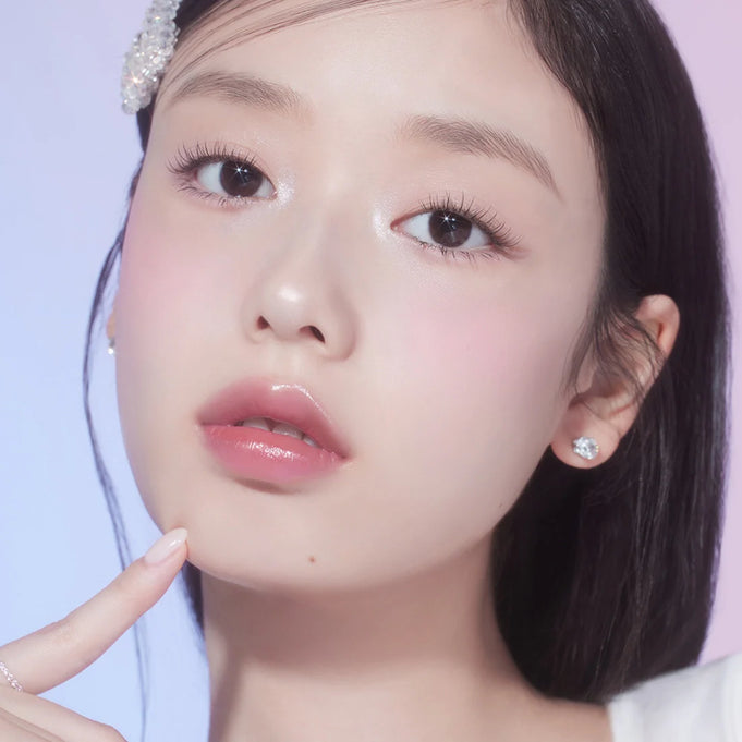 Model wearing pastel makeup from ETUDE Play Color Eyes Mini [Jamstone New Year Collection] showcasing soft, glowing skin and glossy lips.