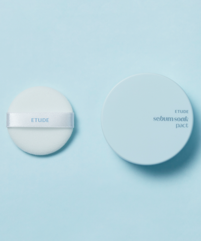 ETUDE Fiji Ssok Pact 9.5g on blue background with applicator sponge for flawless makeup application and oil control.