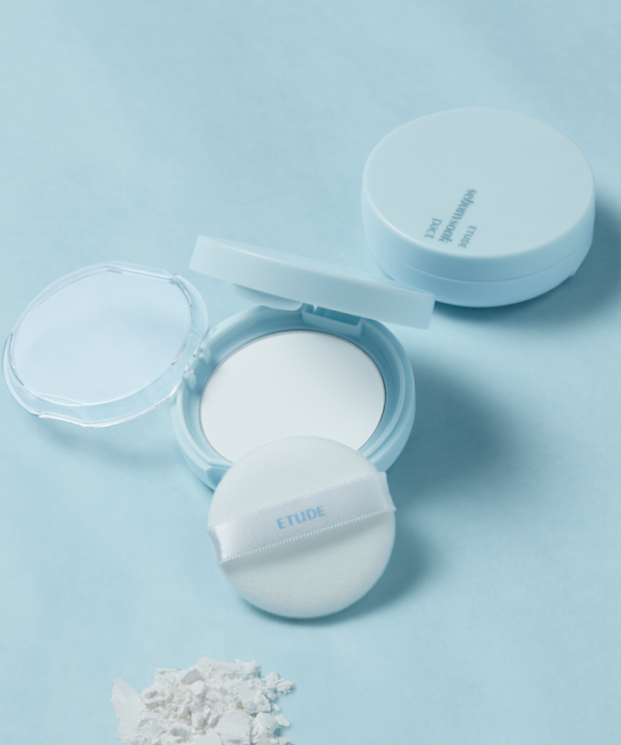 ETUDE Fiji Ssok Pact 9.5g open compact on blue background with makeup powder and applicator