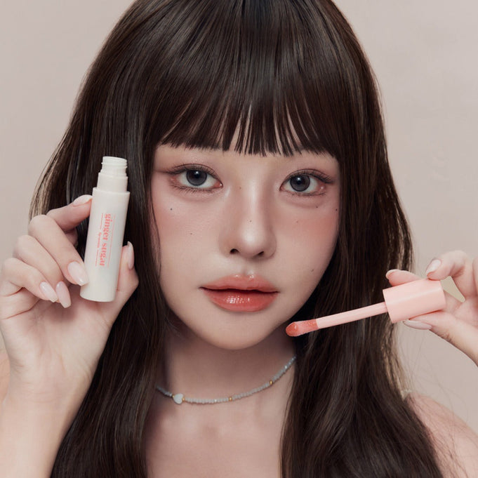 Model applying ETUDE Ginger Sugar Lip Serum 13g for smooth and glossy lips