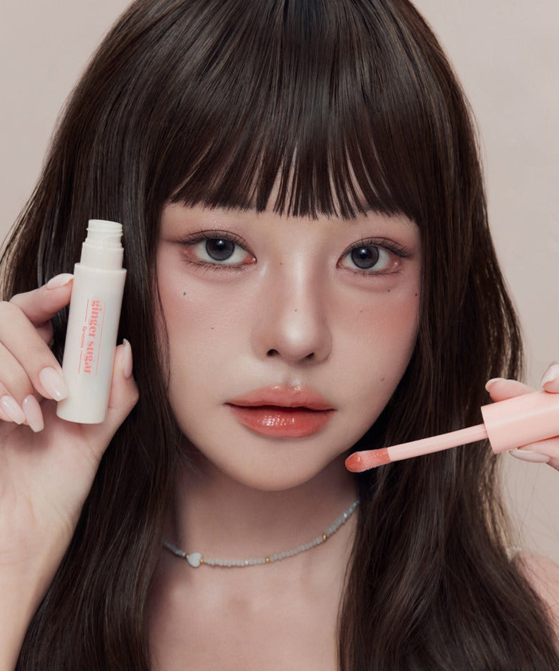 Model applying ETUDE Ginger Sugar Lip Serum 13g for smooth and glossy lips