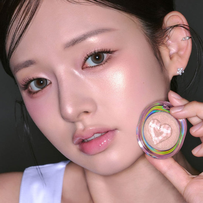 Model showcasing ETUDE Shooting Beam Highlighter 3g for radiant skin look
