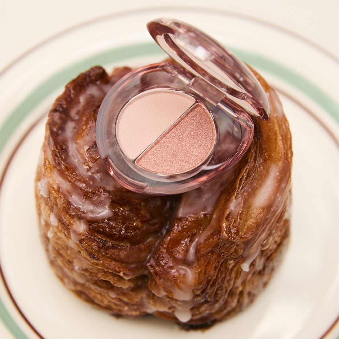 ETUDE What's in My Eyes Cafe Double eyeshadow on pastry