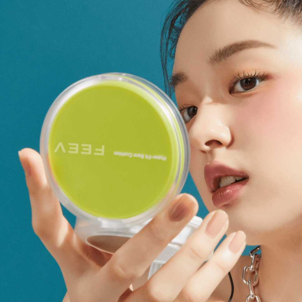 Model holding FEEV Hyper-Fit Bare Cushion Set in a vibrant blue background.