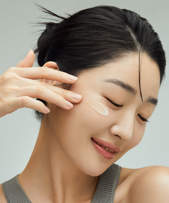 Woman applying FULLY Green Tomato Cream 90ml to face