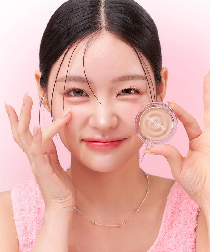 Woman using GIVERNY Dewy Voluming Highlighter 3g for a fresh look