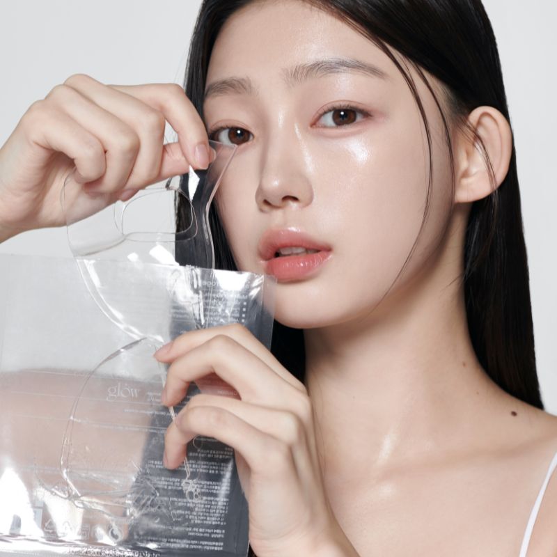 Model applying GLOW Aloe Hydrogel Mask Pack 3ea for radiant skin care.
