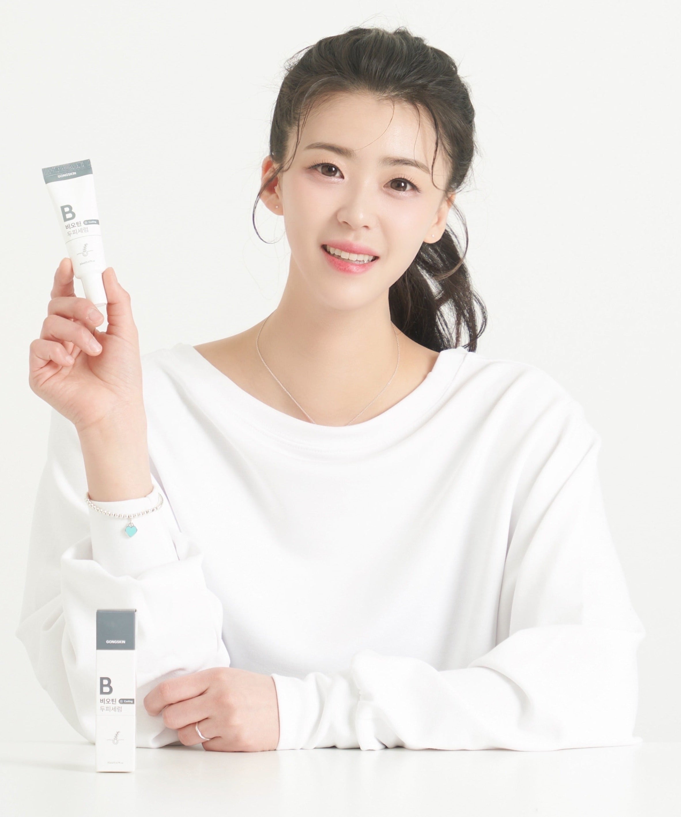 Person holding GONGSKIN Biotin Cooling Scalp Serum 20ml