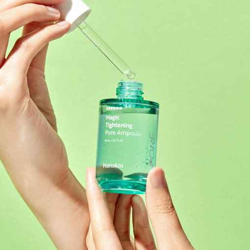 HANSKIN Magic Tightening Pore Ampoule 30ml shown with dropper and hands, green background