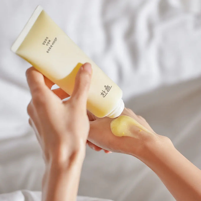 HANYUL Moonlight Yuja Sleeping Pack 100ml being applied, available at Ma Petite Corée for revitalizing skin overnight.