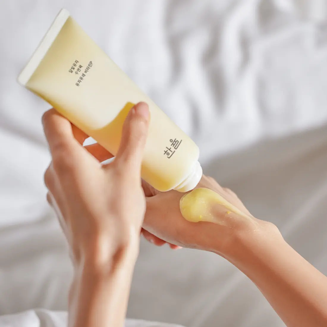 HANYUL Moonlight Yuja Sleeping Pack 100ml being applied, available at Ma Petite Corée for revitalizing skin overnight.