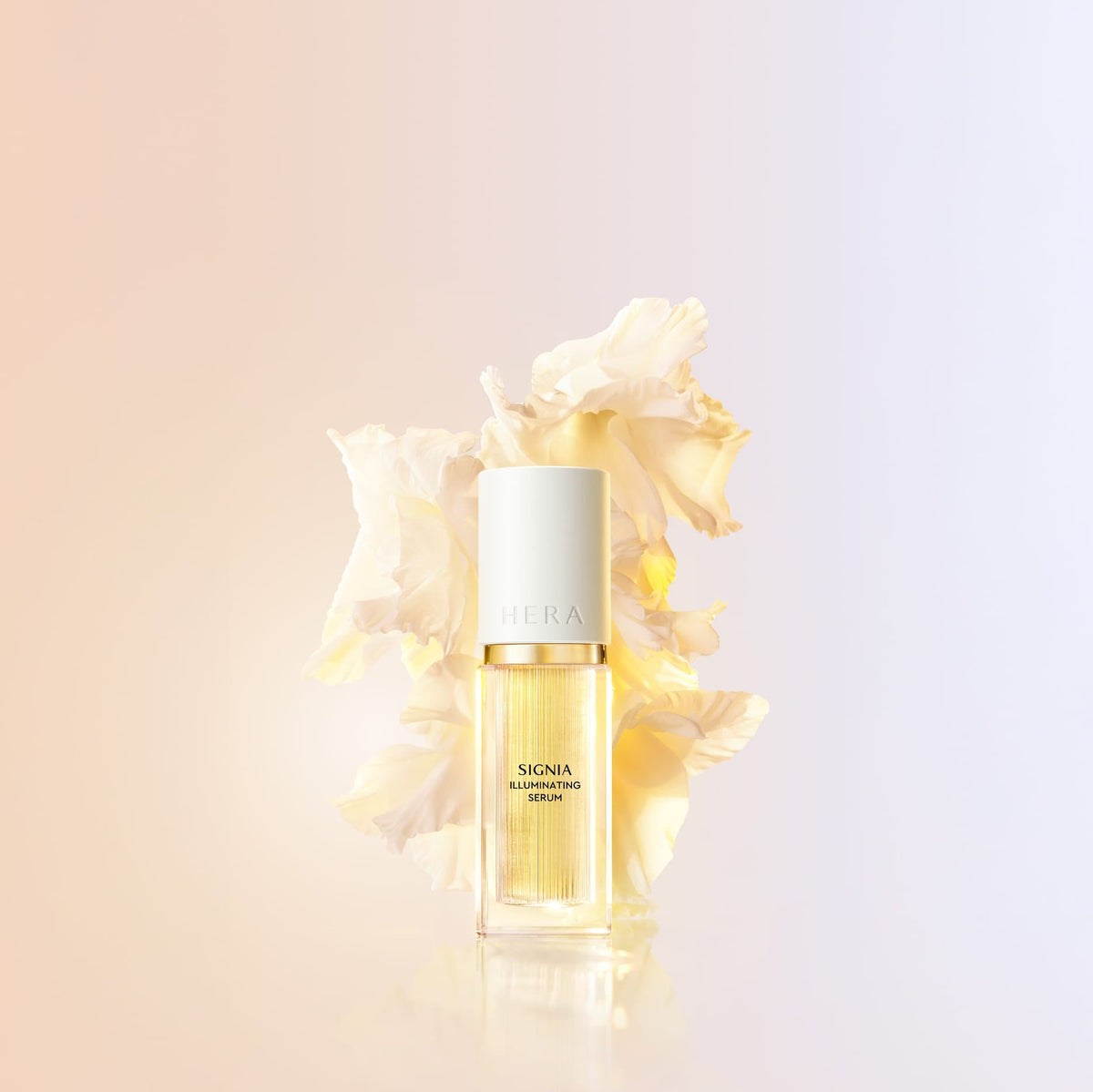 HERA Signia Illuminating Serum 30ml bottle with floral background, featuring luxurious skincare formula.