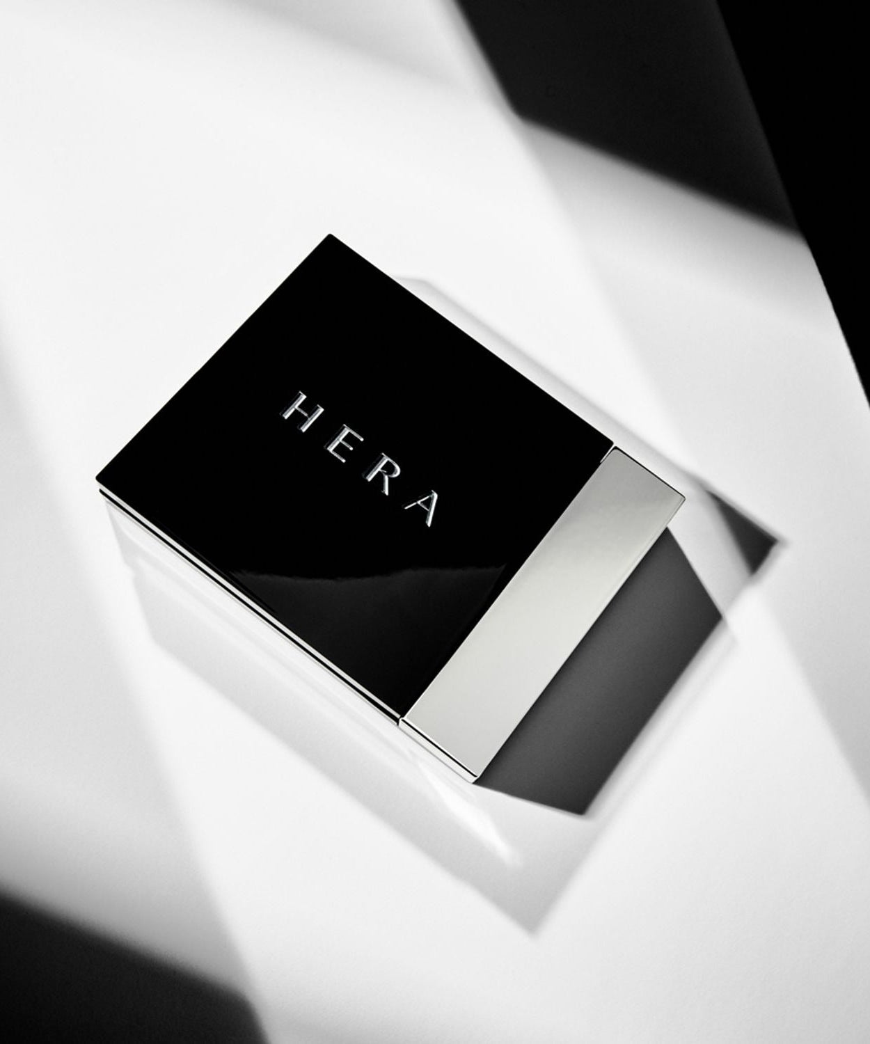 HERA Airy Powder Primer 8.5g - sleek black packaging