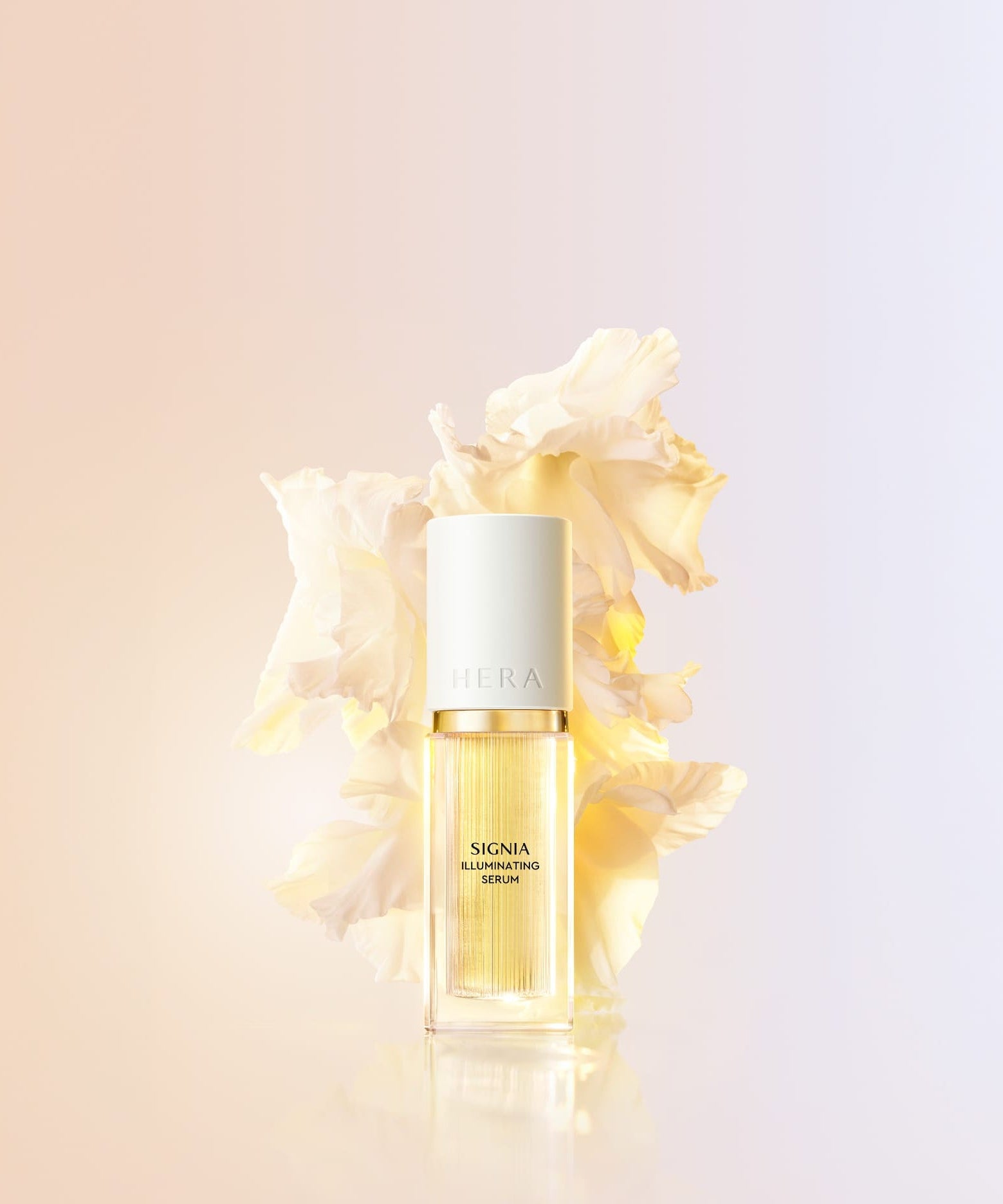 HERA Signia Illuminating Serum 30ml bottle with floral background, featuring luxurious skincare formula.